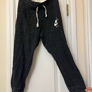 dark gray nike jogger capri sweatpants